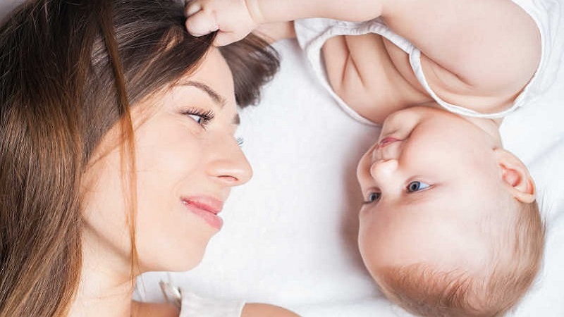 دلایل و پیشگیری ریزش مو در دوران شیردهی | پزشک زیبایی اصفهان