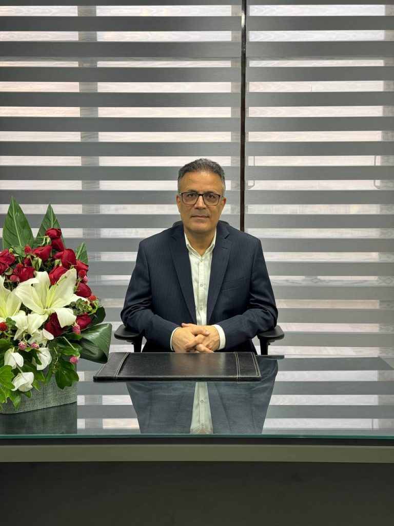 بهترین پزشک زیبایی اصفهان دکتر سید مجید حسینی تزریق بوتاکس اصفهان لیفت با نخ در اصفهان تزری مزوژل در اصفهان